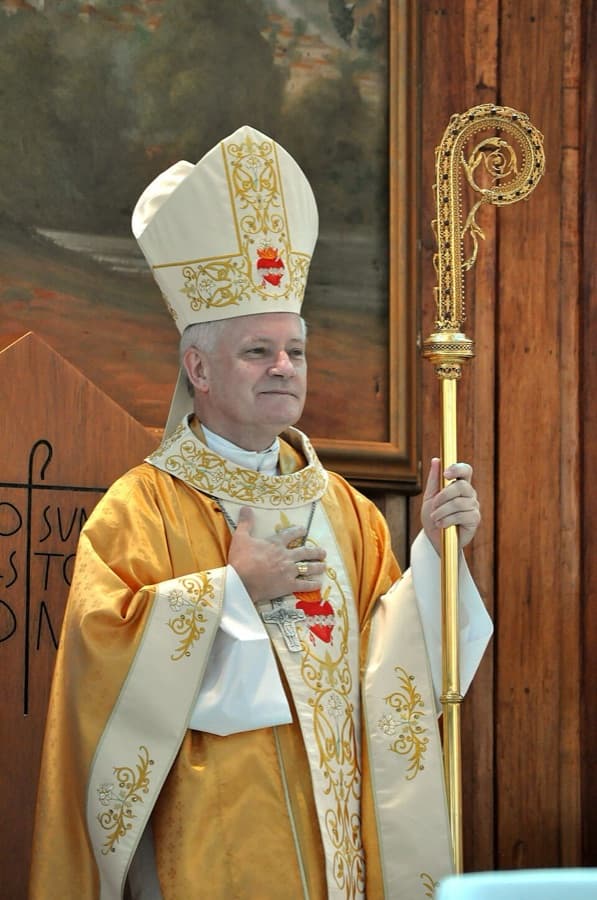 Dom Antônio Emídio Vilar, arcebispo de São José do Rio Preto, em paramentos dourados, com mitra e báculo
